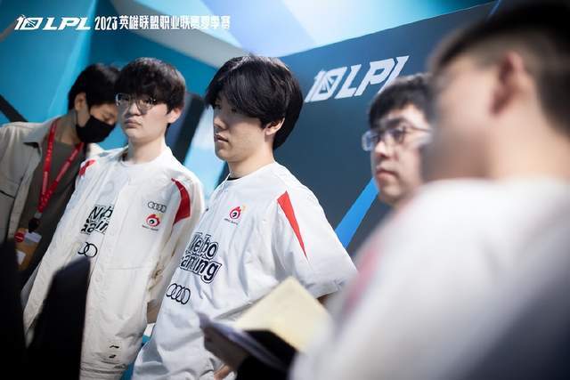 迅速拉开比 迅速拉开比